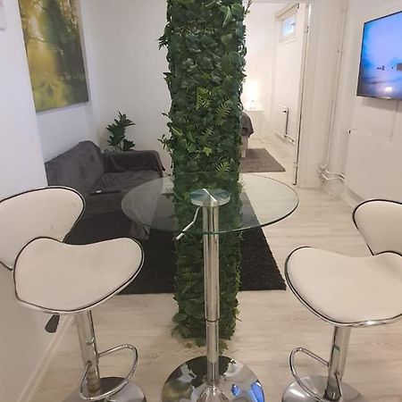 Beautiful Basement Apartment, Very Private And Close To The Metro Stokholm Dış mekan fotoğraf