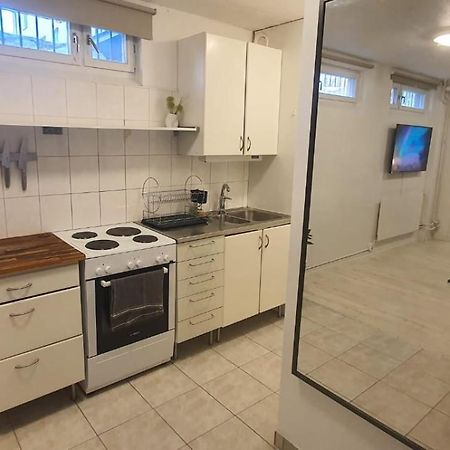 Beautiful Basement Apartment, Very Private And Close To The Metro Stokholm Dış mekan fotoğraf