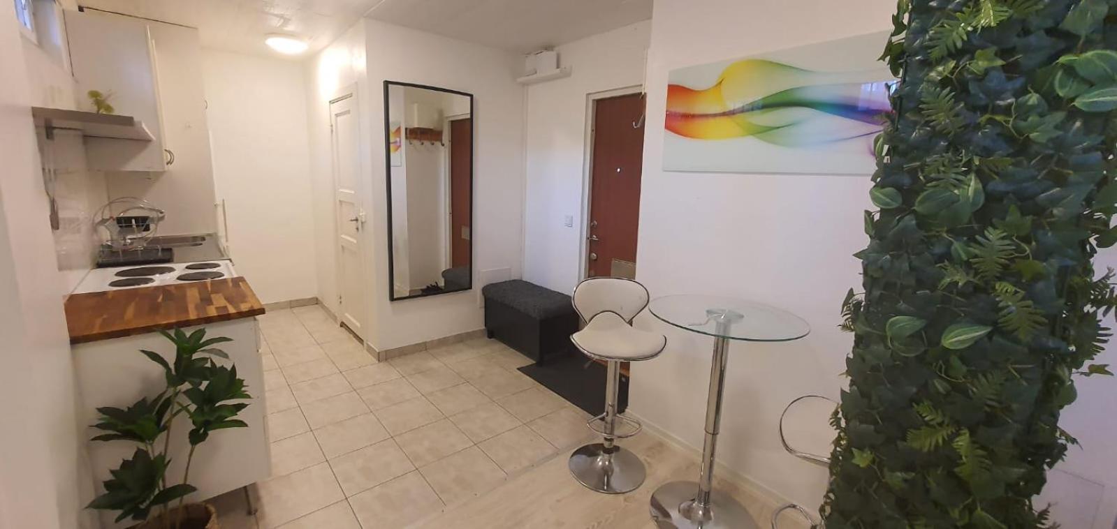Beautiful Basement Apartment, Very Private And Close To The Metro Stokholm Dış mekan fotoğraf