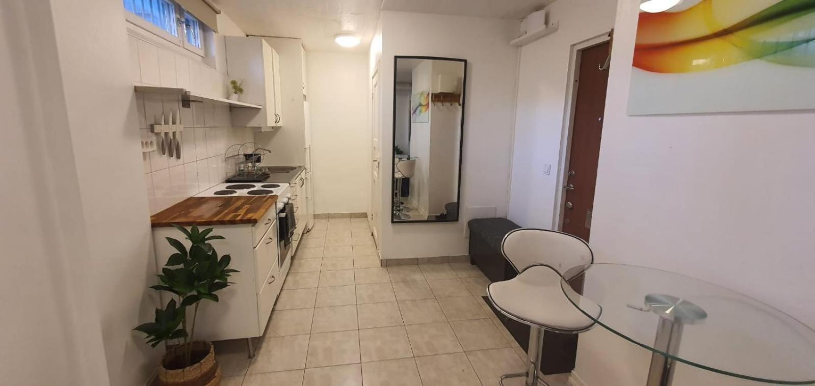 Beautiful Basement Apartment, Very Private And Close To The Metro Stokholm Dış mekan fotoğraf