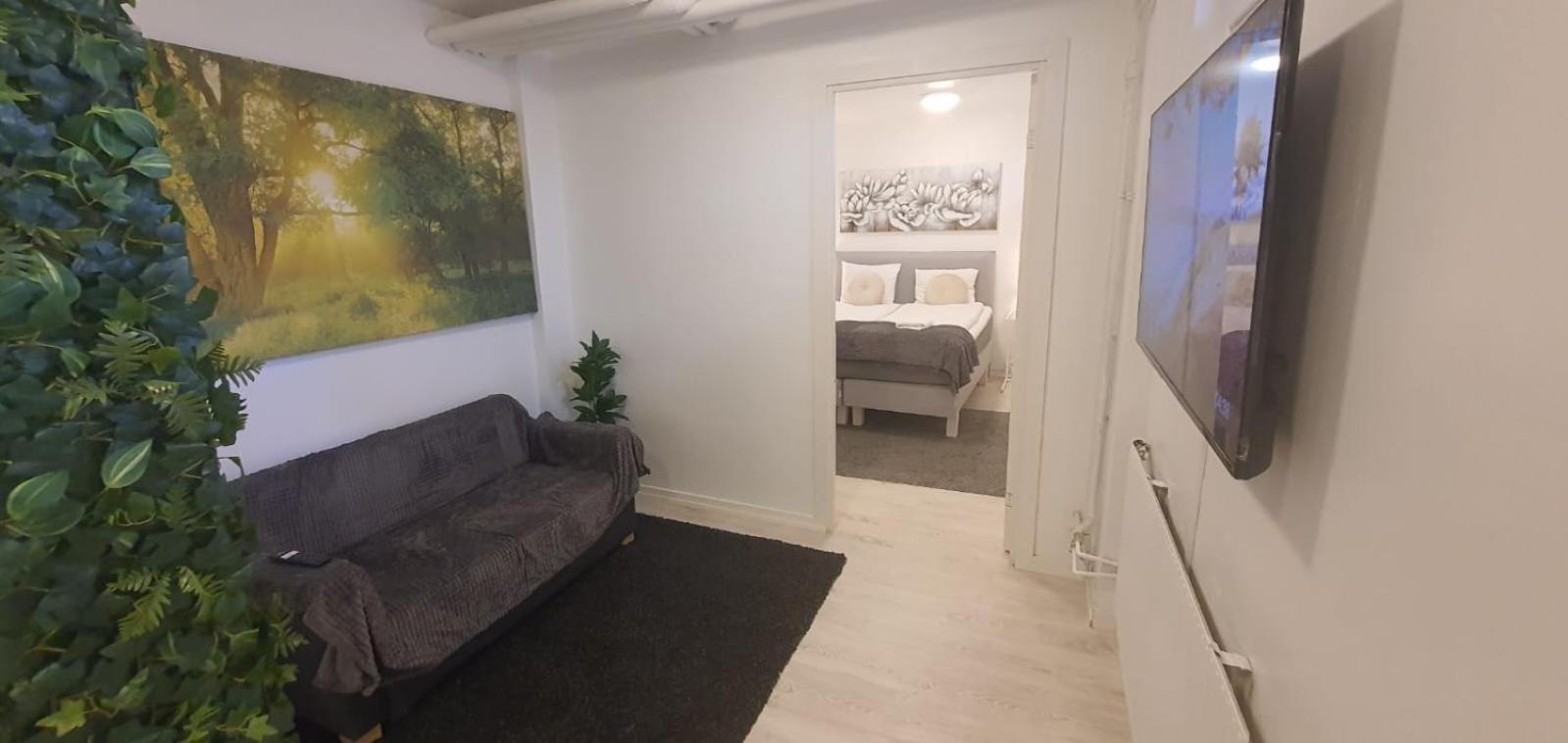 Beautiful Basement Apartment, Very Private And Close To The Metro Stokholm Dış mekan fotoğraf