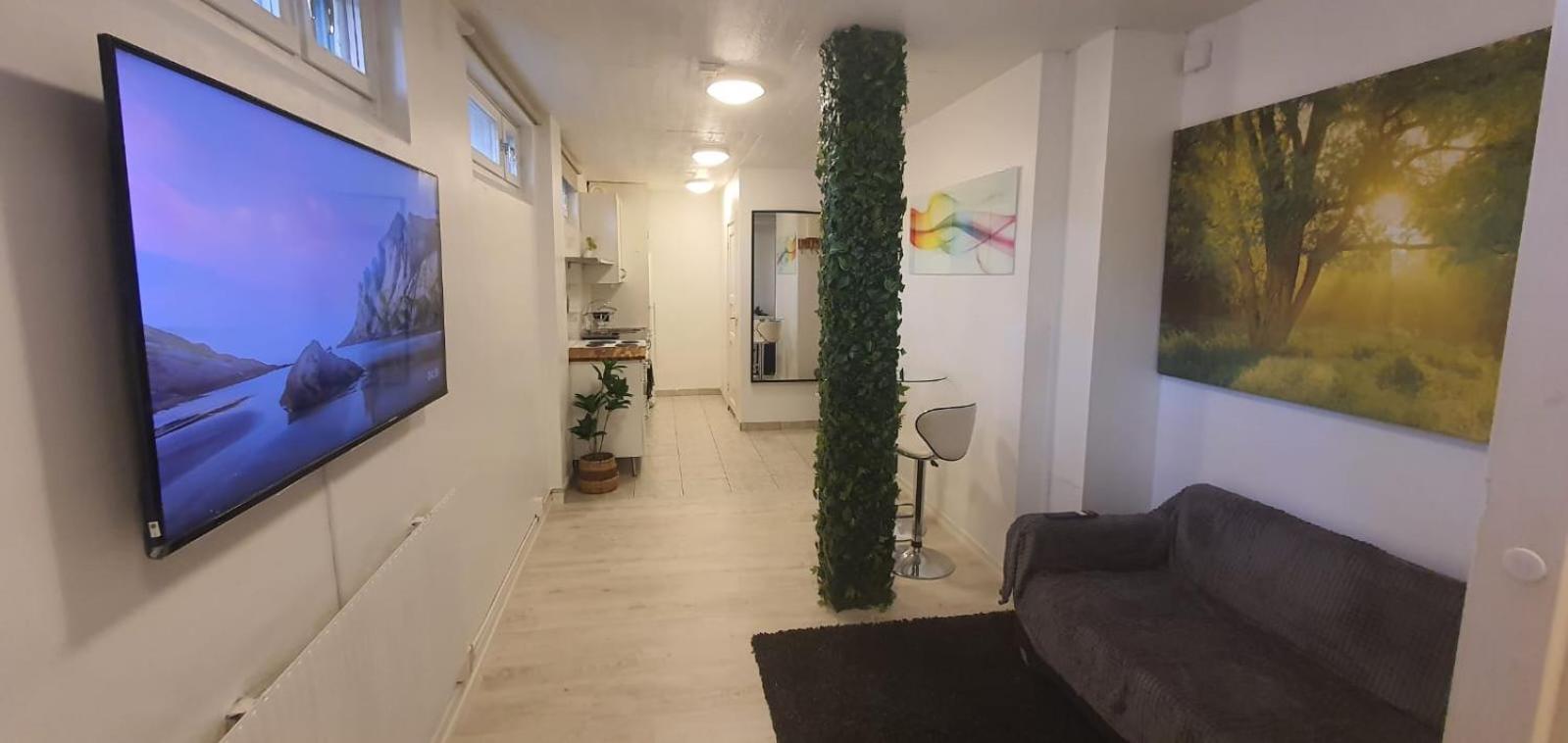 Beautiful Basement Apartment, Very Private And Close To The Metro Stokholm Dış mekan fotoğraf