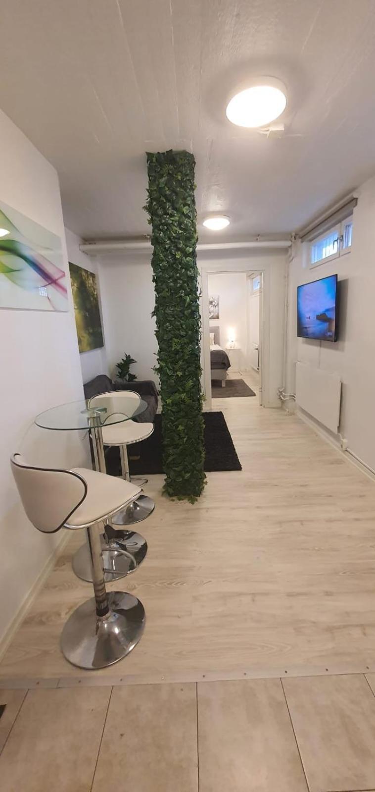 Beautiful Basement Apartment, Very Private And Close To The Metro Stokholm Dış mekan fotoğraf